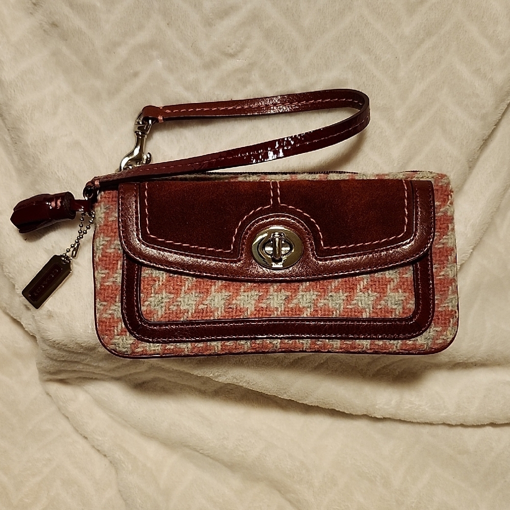 COACH Hamptons Houndstooth Wristlet